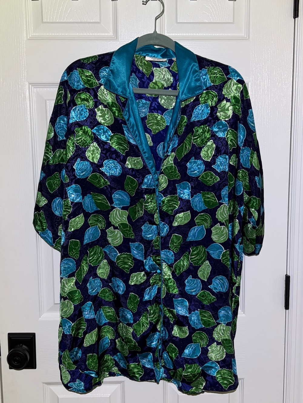 Victoria’s Secret Teal & Green Seashell Print Satin Button-Up Nightshirt. M/L
